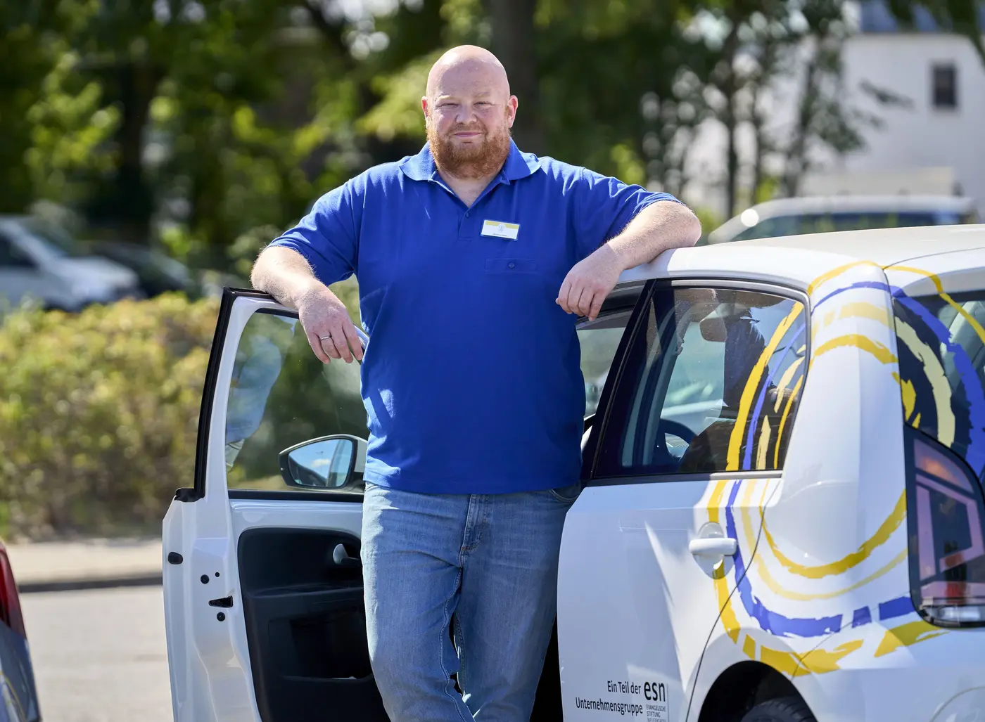 Ambulante Pflegekraft am Auto