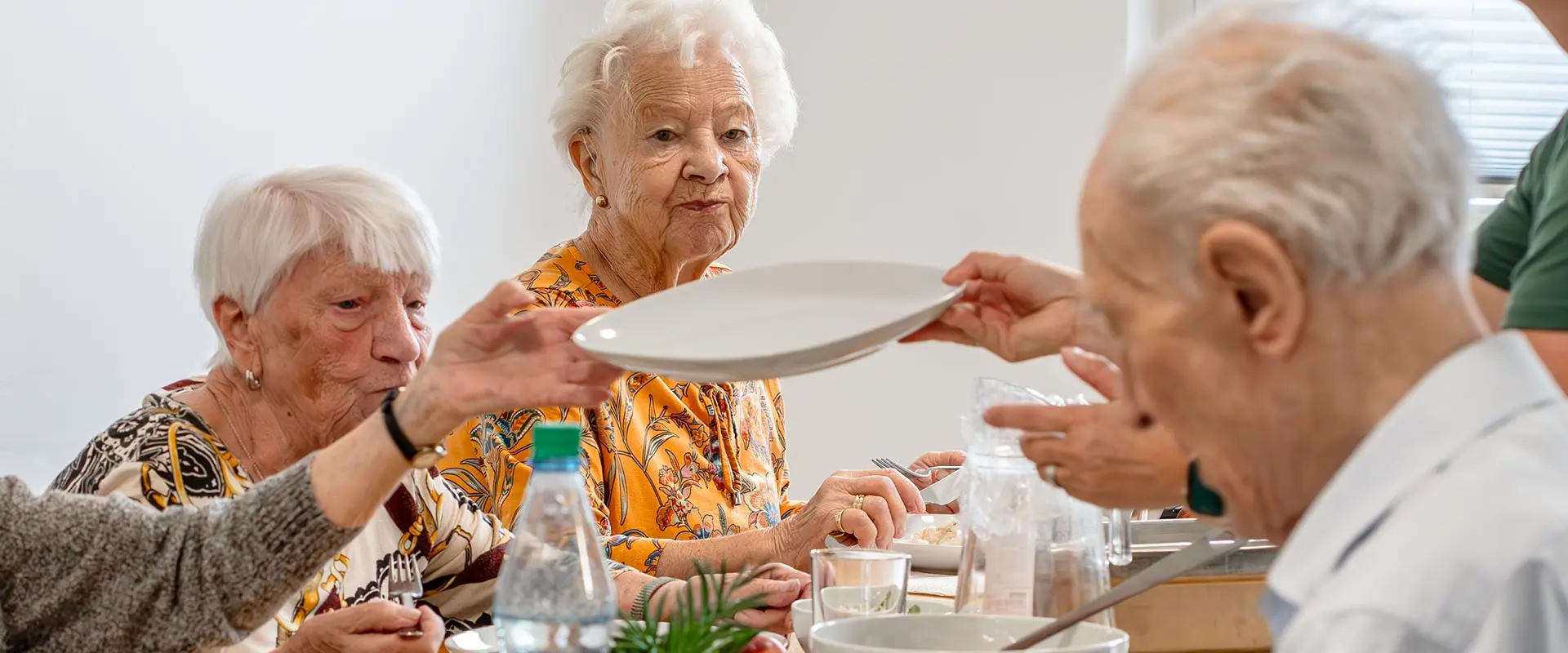 Wohngemeinschaft: Senioren essen gemeinsam am Tisch