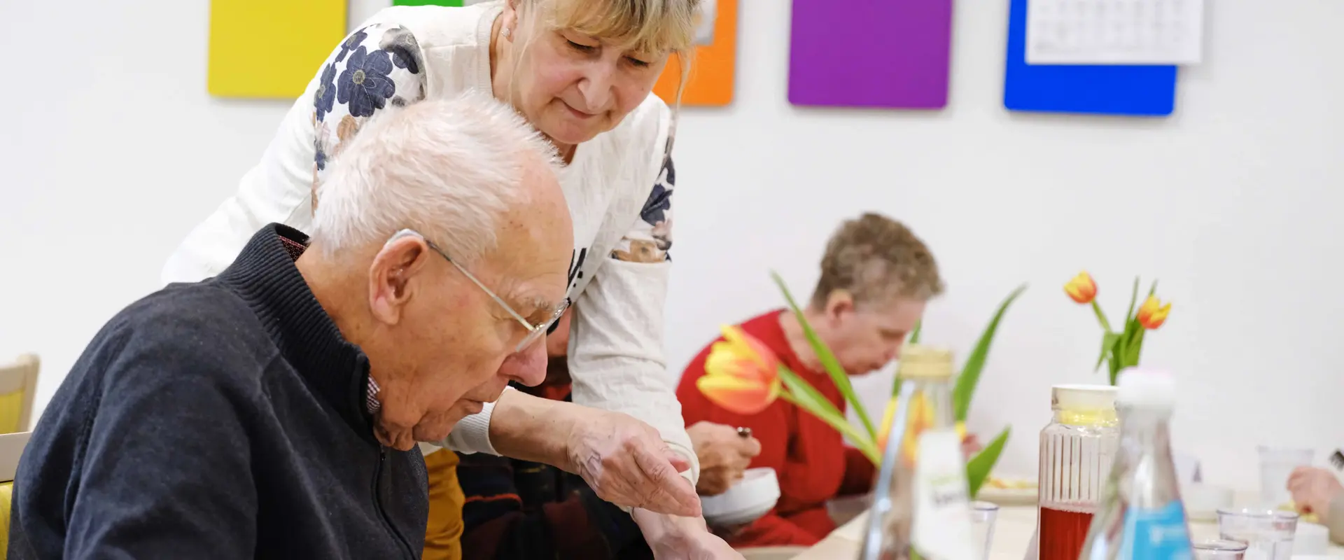 Senioren essen gemeinsam in der tagespflege